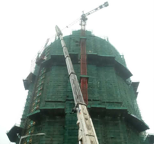 镇宁吊车在工地上作业